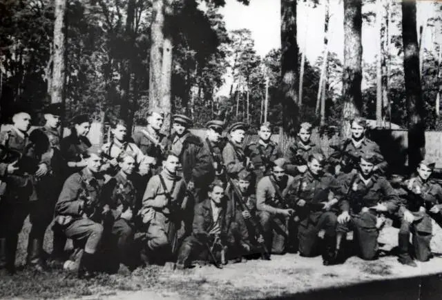 Poslední fotografie členů brigády před odletem ze Svjatošinu